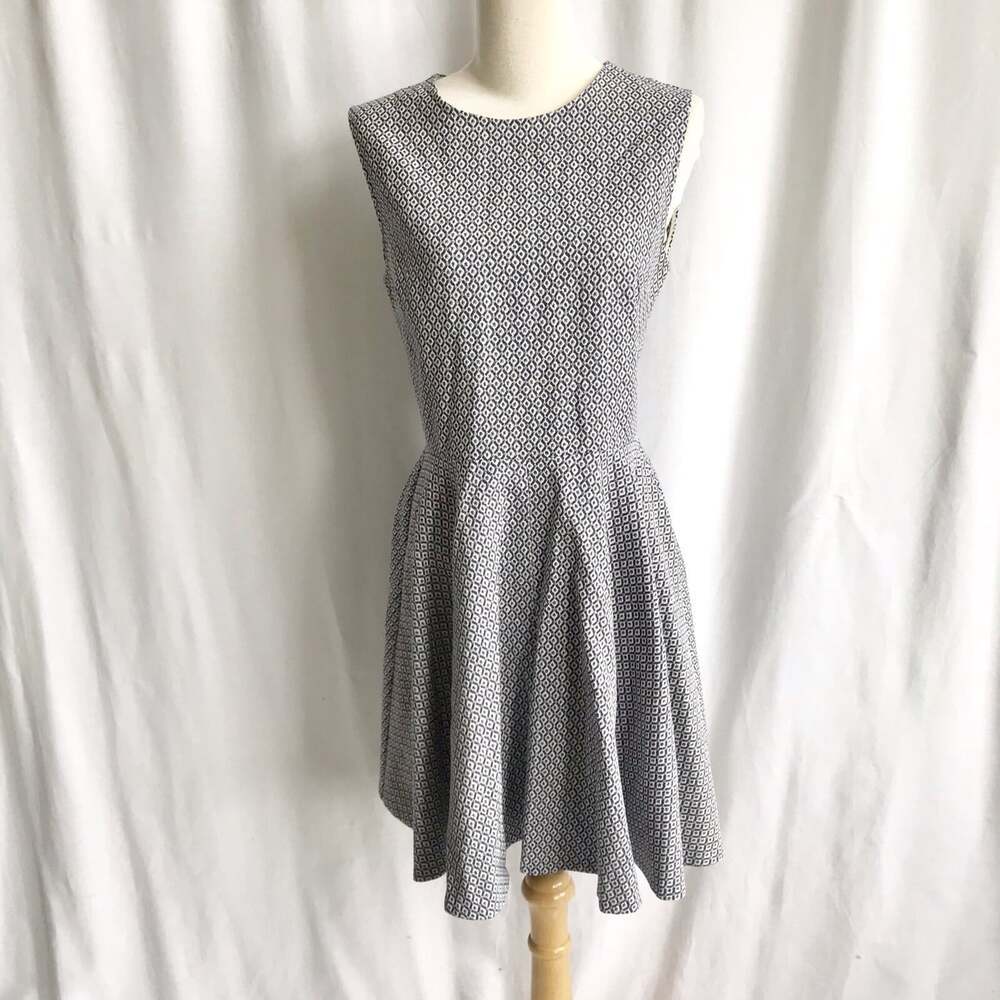 Diane Von Furstenberg Blue/white Textured Fit And Flare Cocktail/Work Dress 6